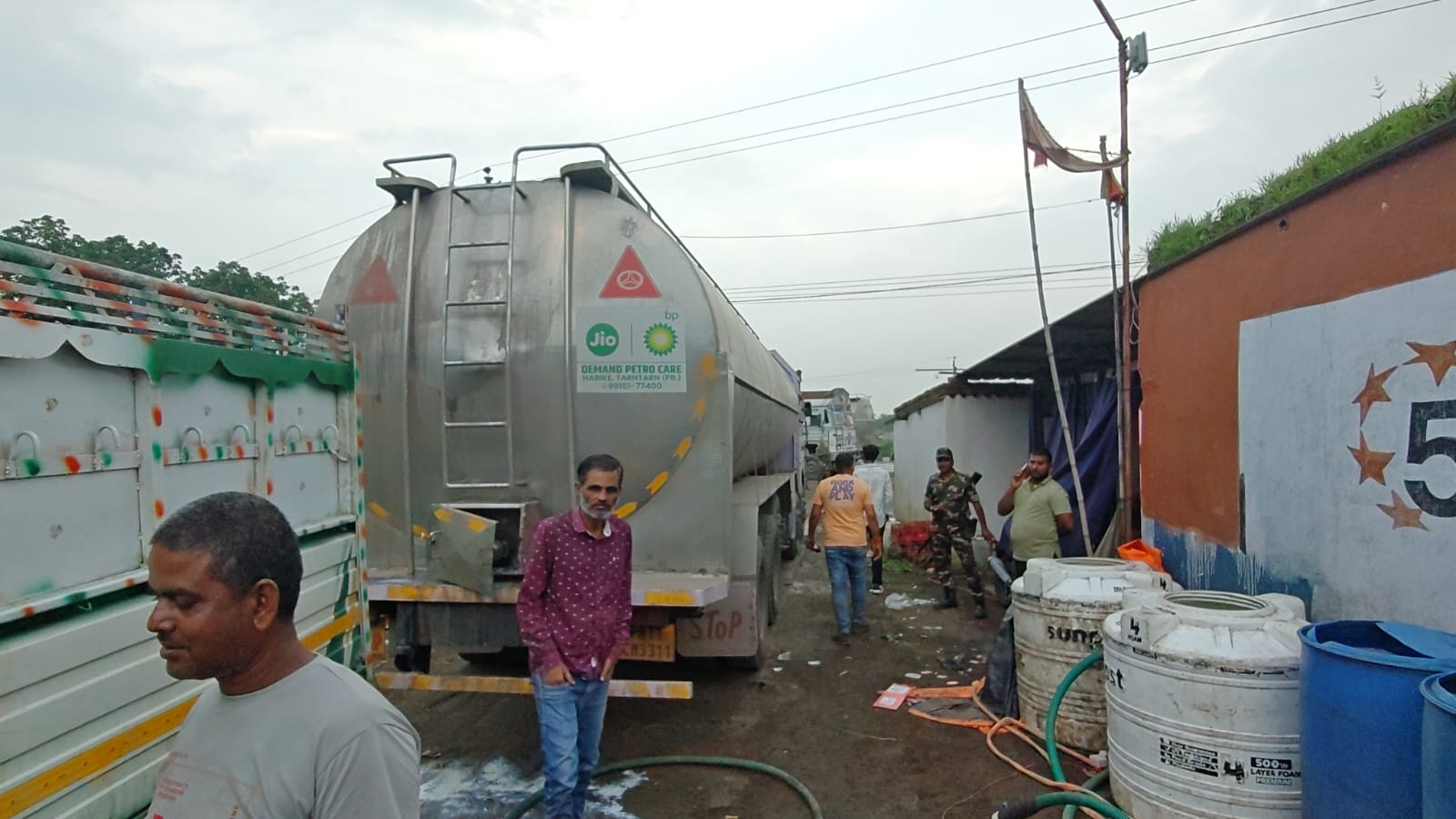 छापेमारी करती टीम छापेमारी करती टीम