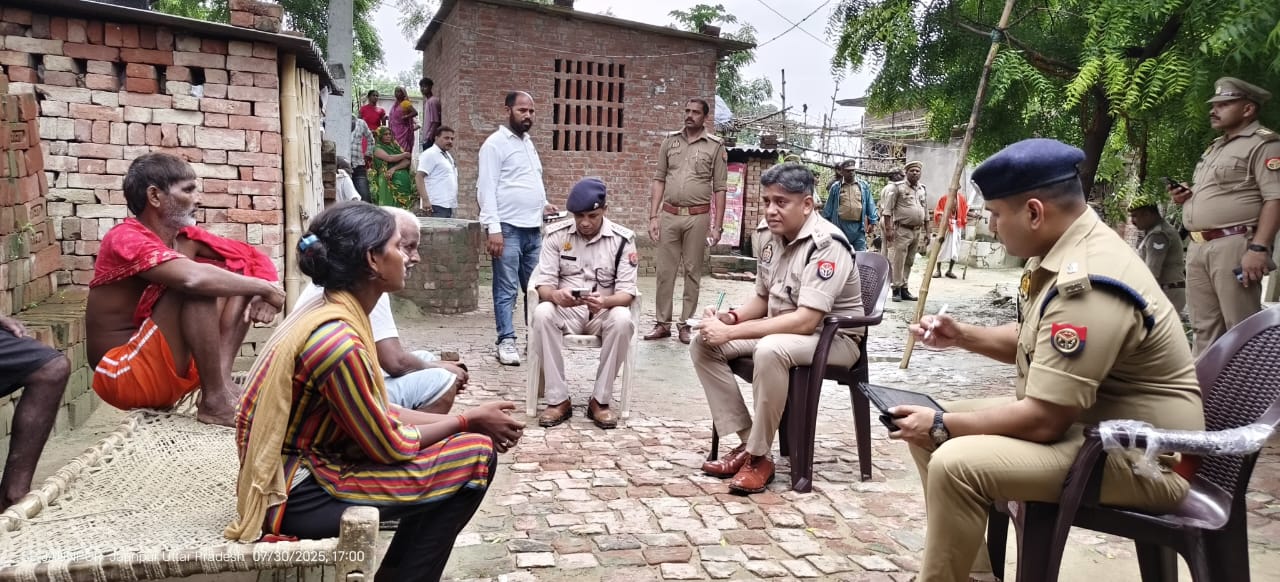 मौके पर पहुंचे पुलिस अधीक्षक डॉ कौस्तुभ लोगों से पूछताछ करते हुए मौके पर पहुंचे पुलिस अधीक्षक डॉ कौस्तुभ लोगों से पूछताछ करते हुए