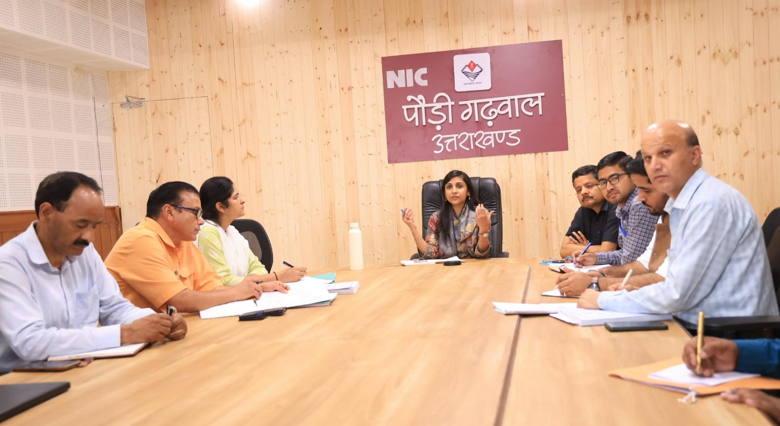 पंचायत चुनाव की मतगणना को लेकर अधिकारियों के साथ बैठक लेती डीएम