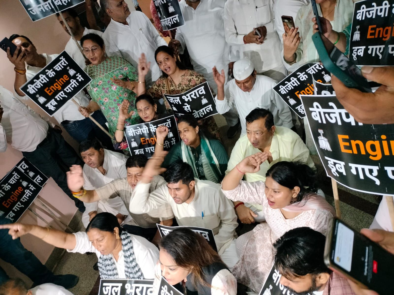 दिल्ली नगर निगम मुख्यालय सिविक सेंटर में महापौर कार्यालय के बाहर बुधवार को बारिश के बाद जलभराव को लेकर विरोध प्रदर्शन करते आम आदमी पार्टी पार्षद दिल्ली नगर निगम मुख्यालय सिविक सेंटर में महापौर कार्यालय के बाहर बुधवार को बारिश के बाद जलभराव को लेकर विरोध प्रदर्शन करते आम आदमी पार्टी पार्षद
