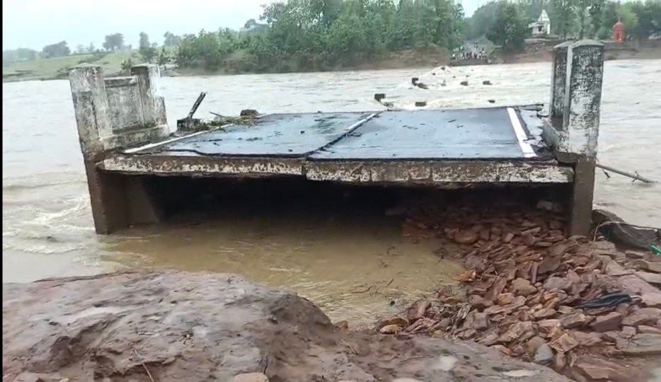 दमोह-दमोह का अनेक भाग जलमग्न,बाढ के हालात,अनेक मार्ग बंद,झापन में पुल बहा दमोह-दमोह का अनेक भाग जलमग्न,बाढ के हालात,अनेक मार्ग बंद,झापन में पुल बहा