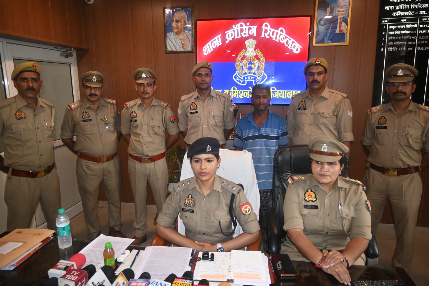 आरोपी की गिरफ्तारी की जानकारी देते हुए एसीपी आरोपी की गिरफ्तारी की जानकारी देते हुए एसीपी