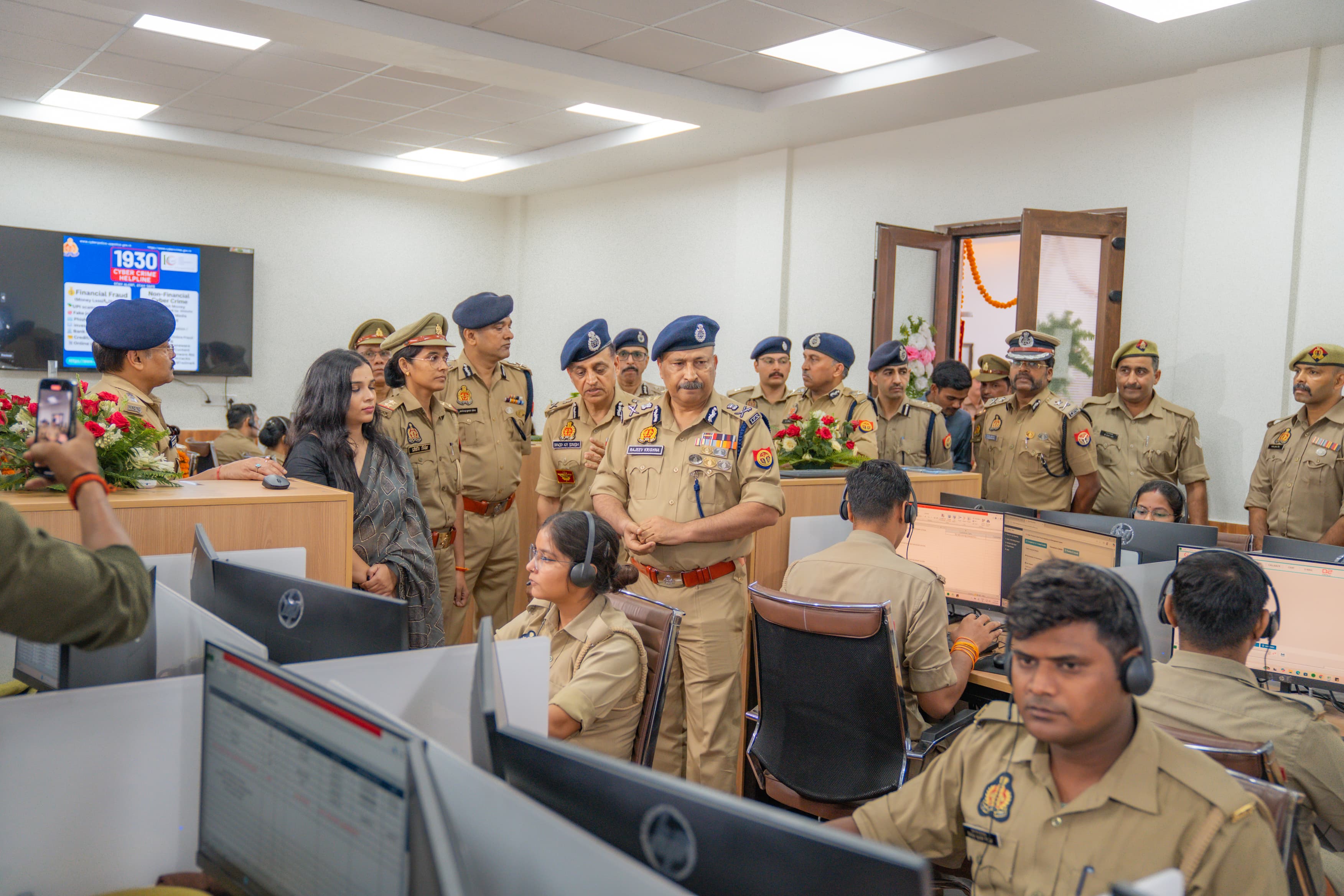 डीजीपी ने राष्ट्रीय साइबर क्राइम हेल्पलाइन के कॉल सेंटर का निरीक्षण किया डीजीपी ने राष्ट्रीय साइबर क्राइम हेल्पलाइन के कॉल सेंटर का निरीक्षण किया
