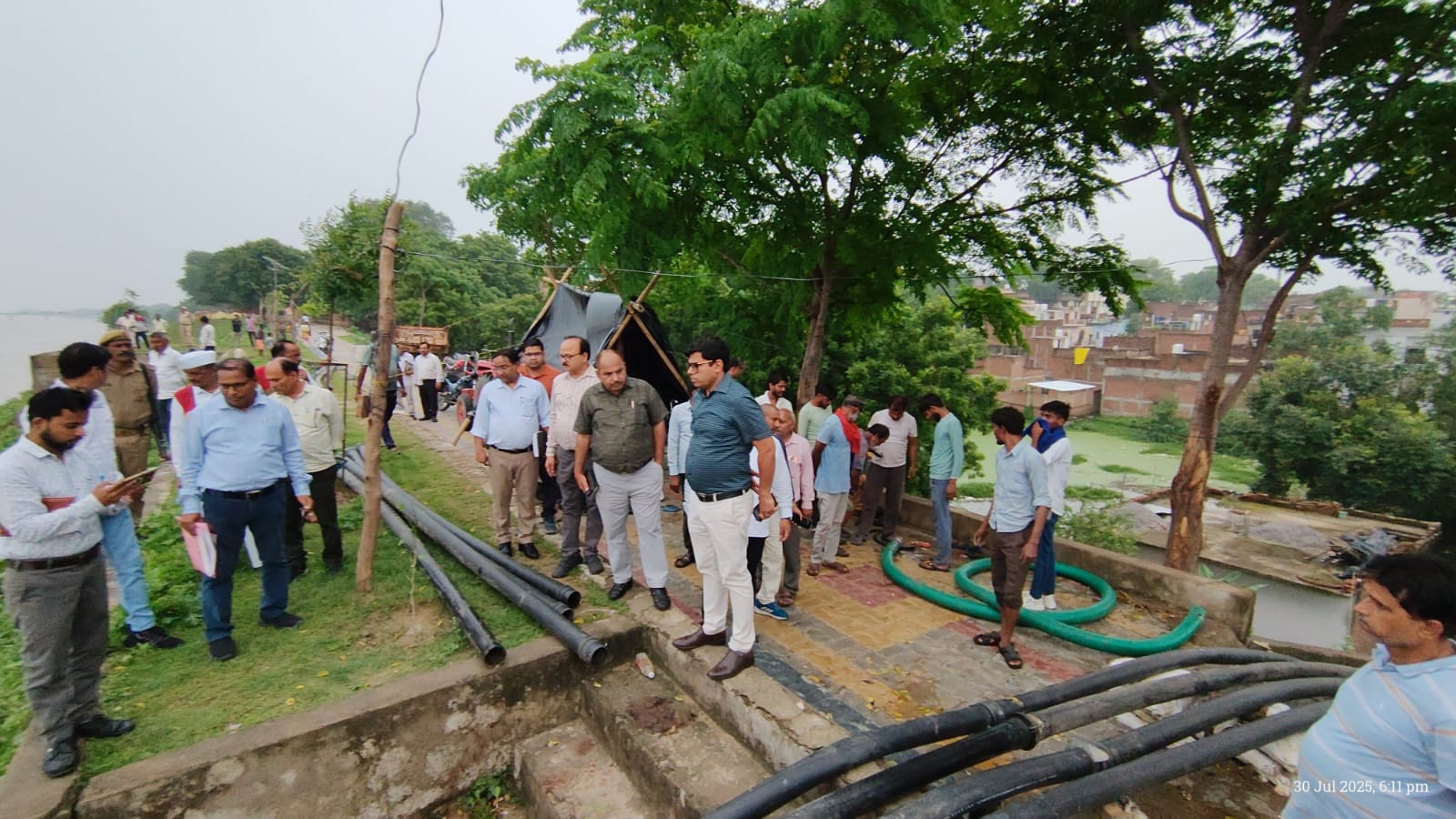 लाखों क्यूसेक पानी छोड़े जाने से यमुना और बेतवा नदिया आई उफान पर लाखों क्यूसेक पानी छोड़े जाने से यमुना और बेतवा नदिया आई उफान पर