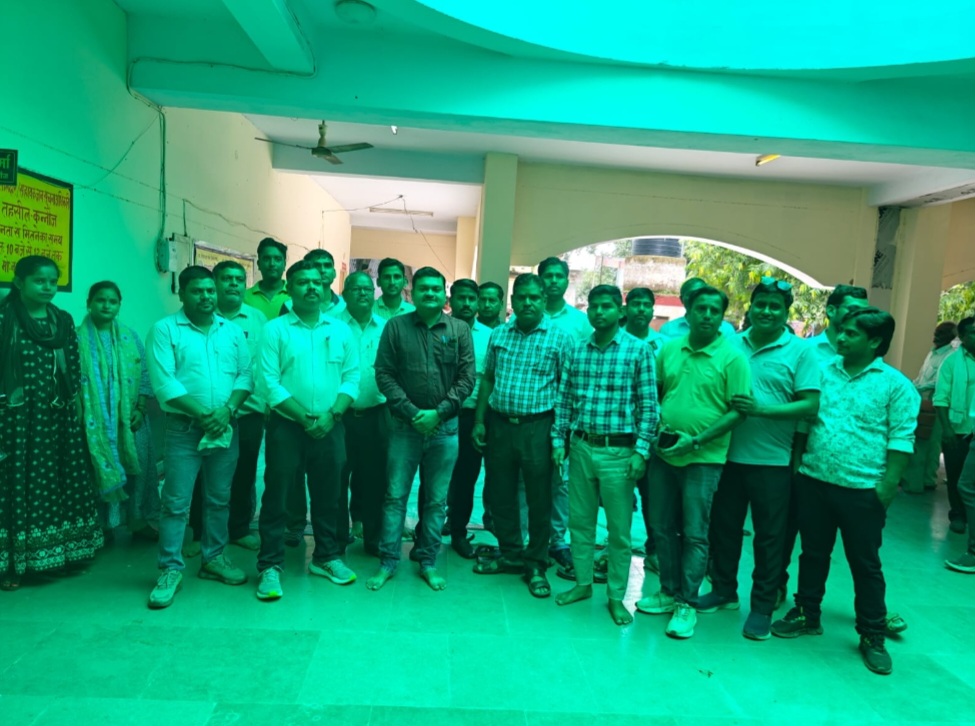 कन्नौज: प्रधानपति की गिरफ्तारी के बाद लेखपालों का धरना समाप्त कन्नौज: प्रधानपति की गिरफ्तारी के बाद लेखपालों का धरना समाप्त