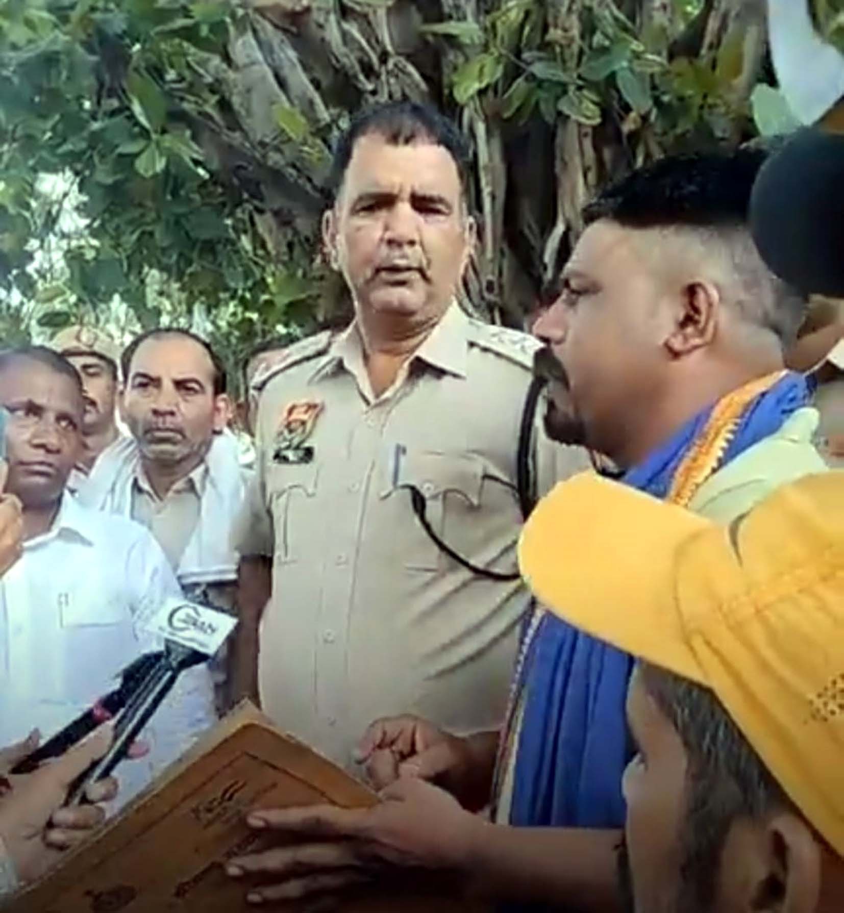 मौके पर पुलिस से बातचीत करते भीम आर्मी नेता संतलाल अंबेडकर। मौके पर पुलिस से बातचीत करते भीम आर्मी नेता संतलाल अंबेडकर।