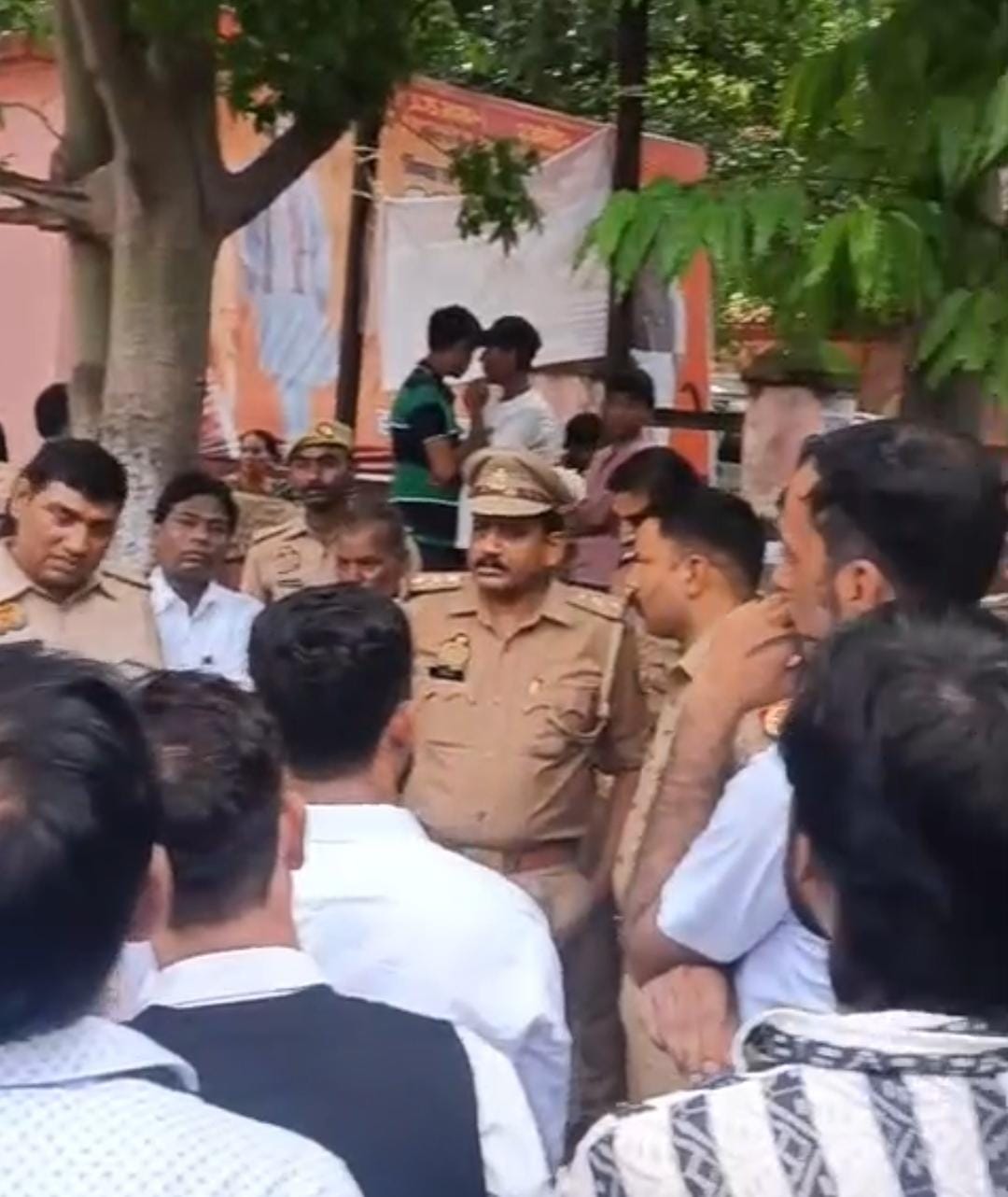प्रयागराज के करछना थाना क्षेत्र में हुई वारदात के बाद पहुंची पुलिस का छाया चित्र प्रयागराज के करछना थाना क्षेत्र में हुई वारदात के बाद पहुंची पुलिस का छाया चित्र