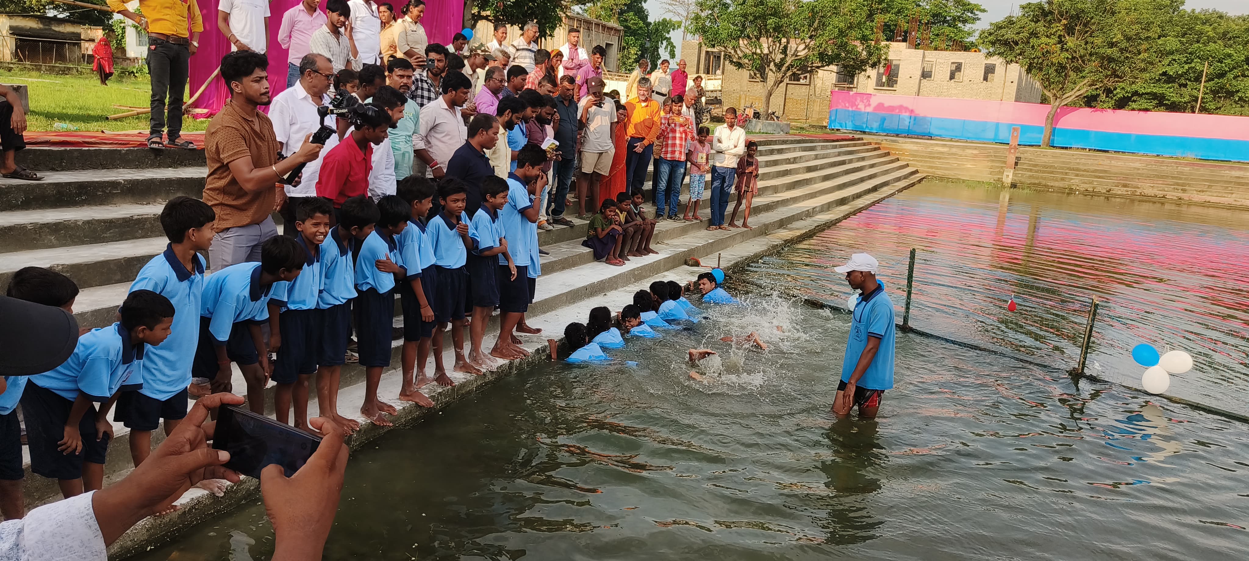 आपदा प्रबंधन मंत्री एवं जिलाधिकारी ने किया सुरक्षित तैराकी कार्यक्रम का किया शुभारंभ आपदा प्रबंधन मंत्री एवं जिलाधिकारी ने किया सुरक्षित तैराकी कार्यक्रम का किया शुभारंभ