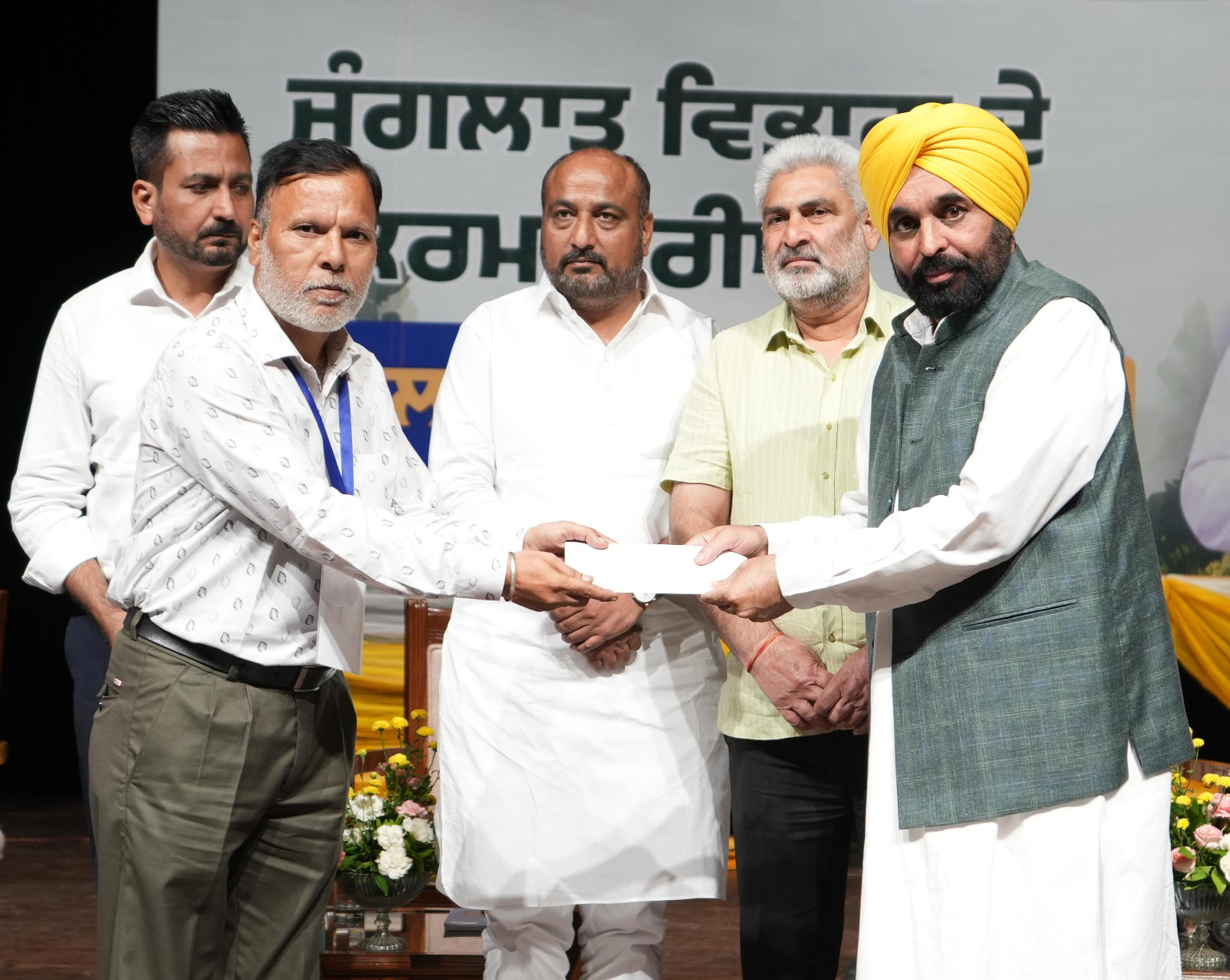 पंजाब के मुख्यमंत्री भगवंत मान नियुक्ति पत्र प्रदान करते हुए पंजाब के मुख्यमंत्री भगवंत मान नियुक्ति पत्र प्रदान करते हुए