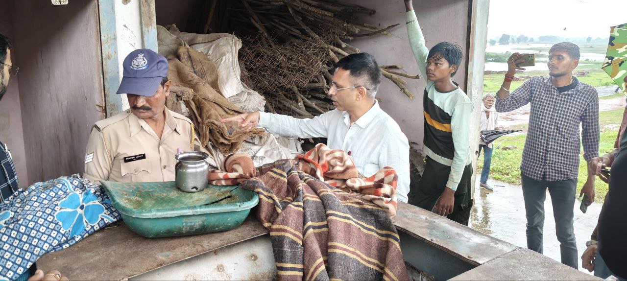 दमोह-बाढ में फंसे ग्राम सगोरिया में 179 लोगों का रेस्क्यू दमोह-बाढ में फंसे ग्राम सगोरिया में 179 लोगों का रेस्क्यू