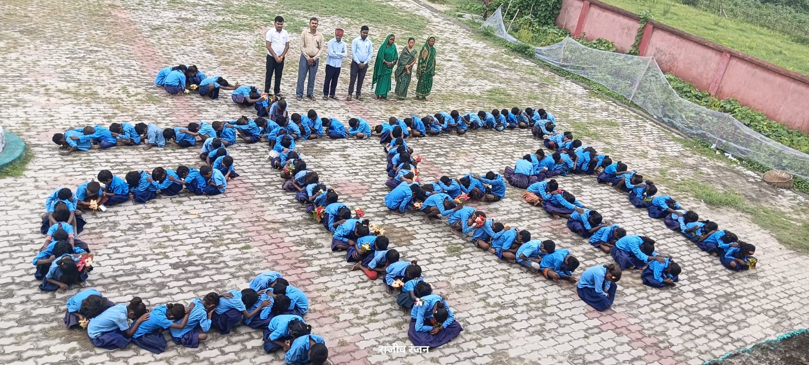 अररिया फोटो:मित्रता दिवस पर मानव श्रृंखला अररिया फोटो:मित्रता दिवस पर मानव श्रृंखला
