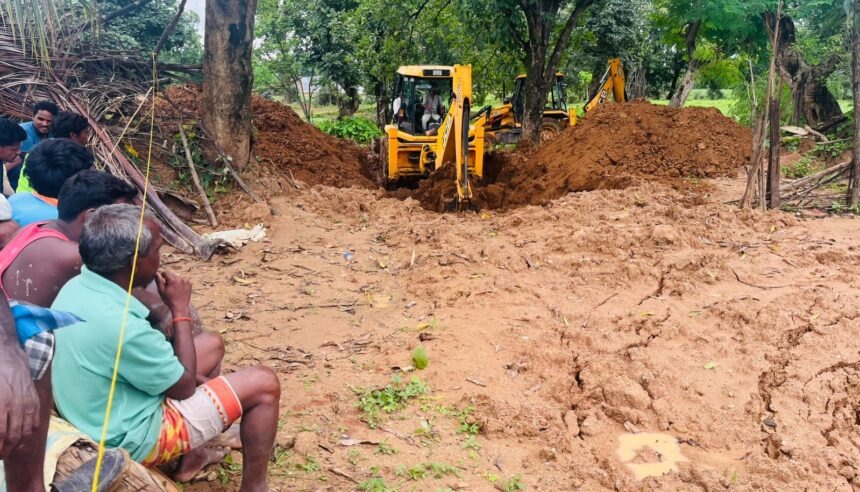 रेस्क्यू ऑपरेशन करते हुए रेस्क्यू ऑपरेशन करते हुए