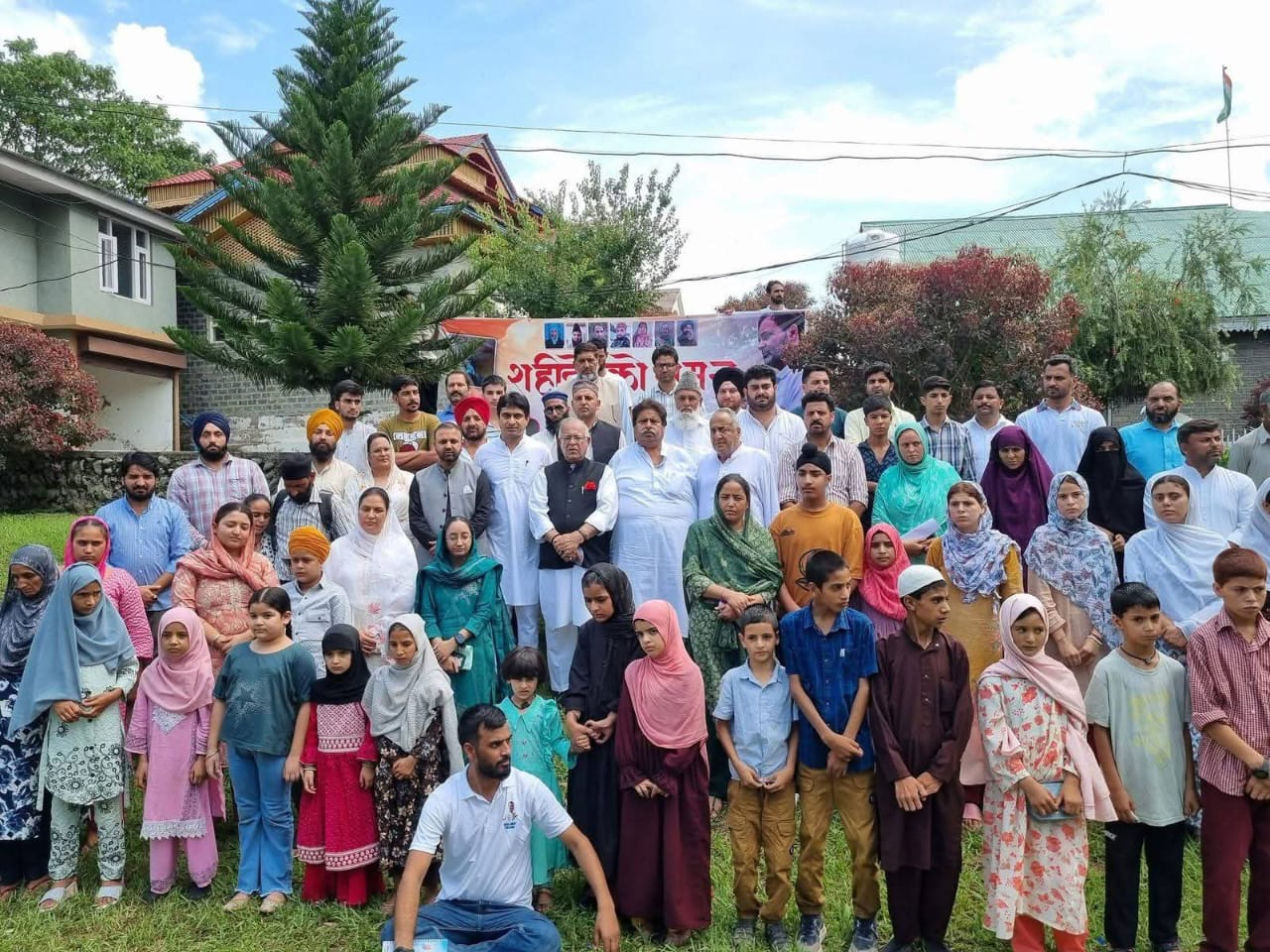 पाकिस्तान की गोलाबारी में शहीदों के बच्चों को मिला सहारा, राहुल गांधी के निर्देश पर कांग्रेस ने बांटी आर्थिक सहायता पाकिस्तान की गोलाबारी में शहीदों के बच्चों को मिला सहारा, राहुल गांधी के निर्देश पर कांग्रेस ने बांटी आर्थिक सहायता