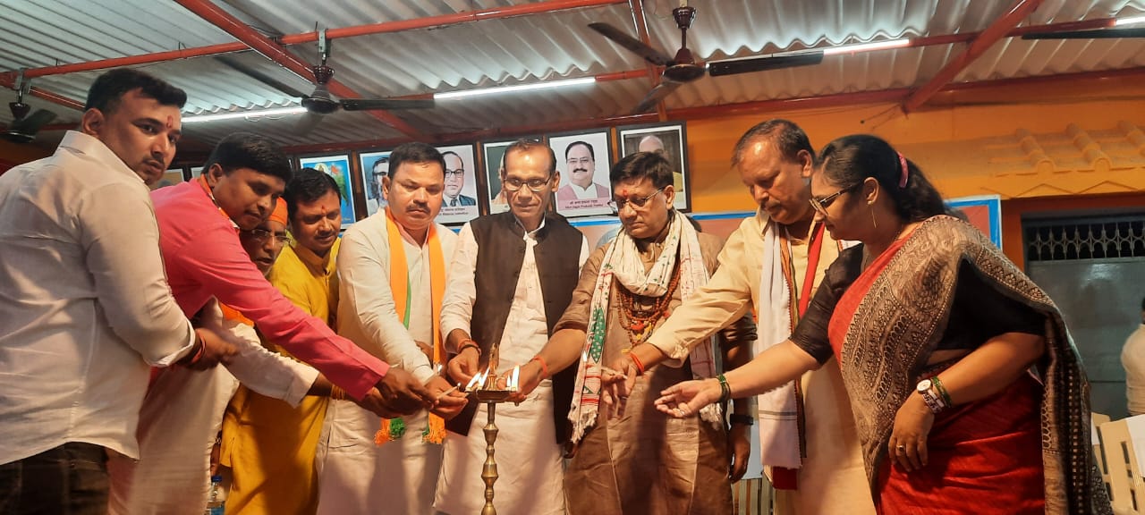 उद्घाटन करते अतिथि उद्घाटन करते अतिथि