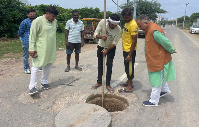 सोनीपत: नगर निगम मेयर राजीव जैन अधिकारियों संग सीवेरज साफ करने करने के निर्देश देते हुए सोनीपत: नगर निगम मेयर राजीव जैन अधिकारियों संग सीवेरज साफ करने करने के निर्देश देते हुए