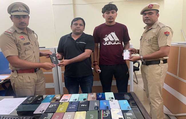 सोनीपत: मोइबल फोन उसके मालिकों को सौंपते हुए पुलिस अधिकारी सोनीपत: मोइबल फोन उसके मालिकों को सौंपते हुए पुलिस अधिकारी