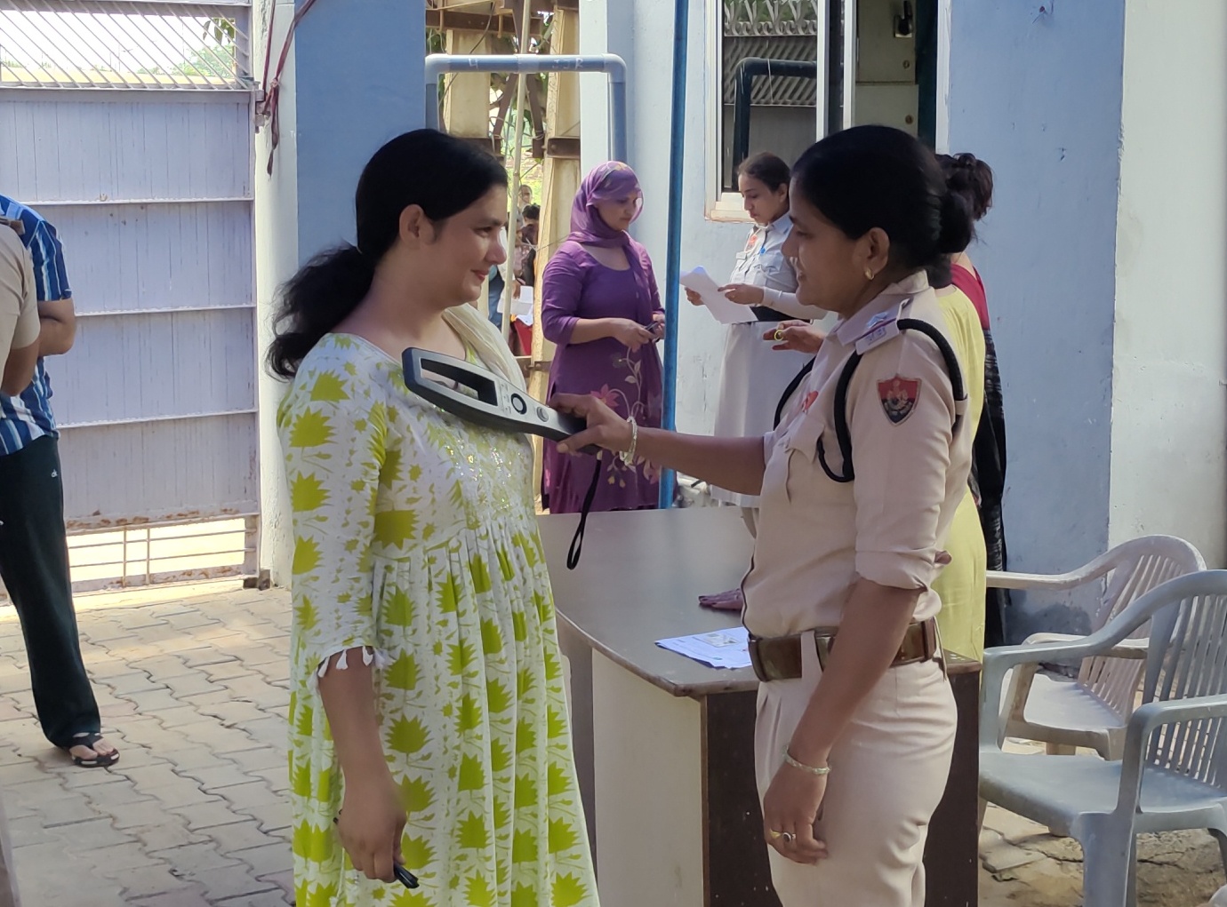 बाल विकास स्कूल में बने परीक्षा केंद्र में प्रवेश से पहले परीक्षार्थियों की जांच करती महिला पुलिसकर्मी। बाल विकास स्कूल में बने परीक्षा केंद्र में प्रवेश से पहले परीक्षार्थियों की जांच करती महिला पुलिसकर्मी।