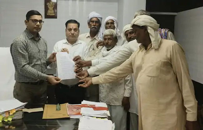 ज्ञापन देते हुए प्रजापति समाज के लोग।