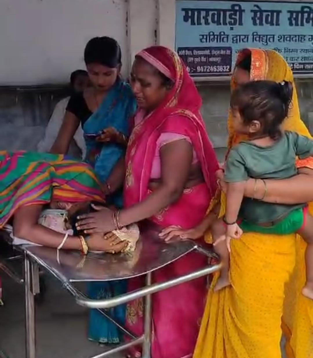रोते बिलखते परिजन रोते बिलखते परिजन