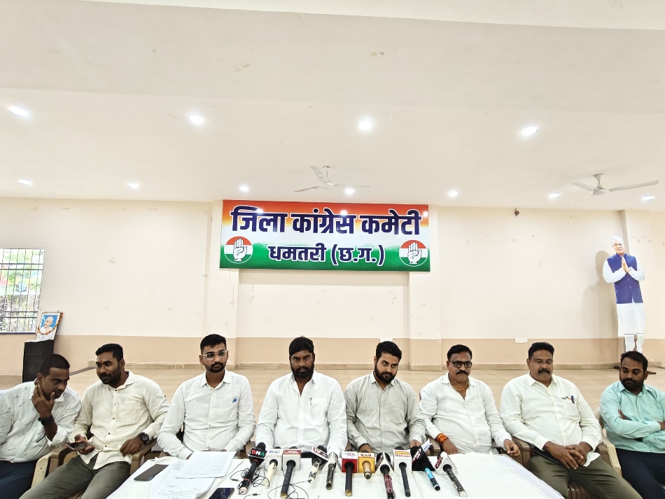 राजीव भवन में आयोजित प्रेसवार्ता को संबोधित करते हुए कांग्रेसी। राजीव भवन में आयोजित प्रेसवार्ता को संबोधित करते हुए कांग्रेसी।