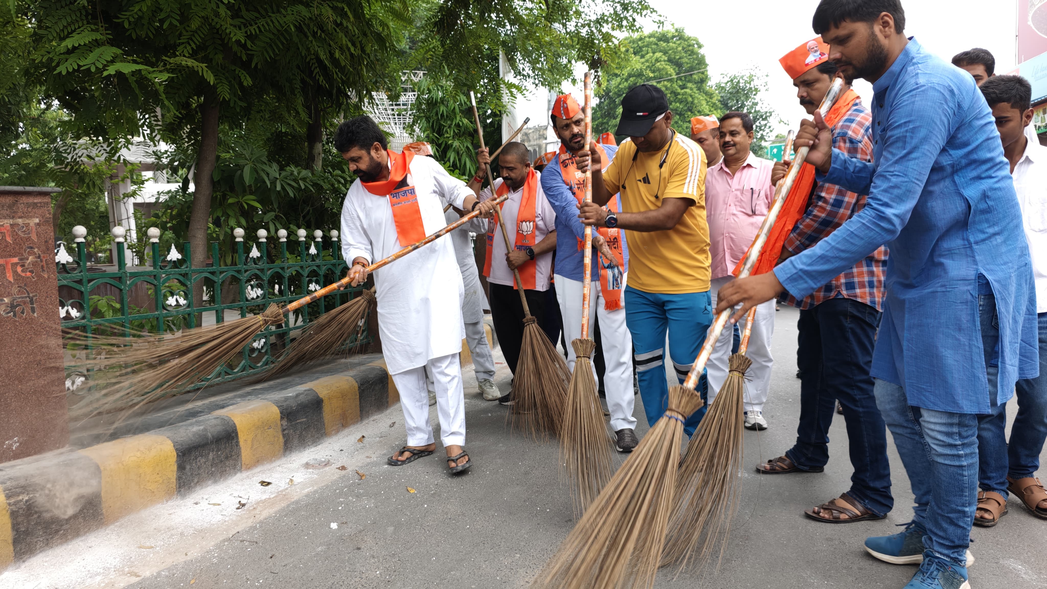 स्वच्छता अभियान में आयुष मंत्री स्वच्छता अभियान में आयुष मंत्री