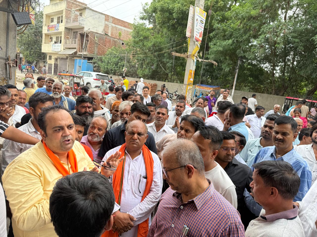 विकासपुरी विधानसभा क्षेत्र के मदर डेयरी से एमसीडब्ल्यू सेंटर शिव विहार सड़क निर्माण कार्य का उद्घाटन करते स्वास्थ्य मंत्री पंकज कुमार सिंह विकासपुरी विधानसभा क्षेत्र के मदर डेयरी से एमसीडब्ल्यू सेंटर शिव विहार सड़क निर्माण कार्य का उद्घाटन करते स्वास्थ्य मंत्री पंकज कुमार सिंह