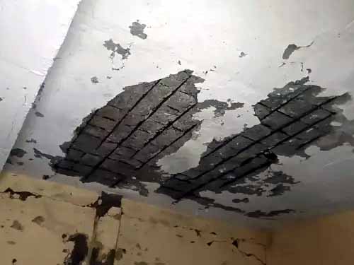छत से झड़ रहा प्लास्तर व बेंचों पर पड़ा मलबा। छत से झड़ रहा प्लास्तर व बेंचों पर पड़ा मलबा।