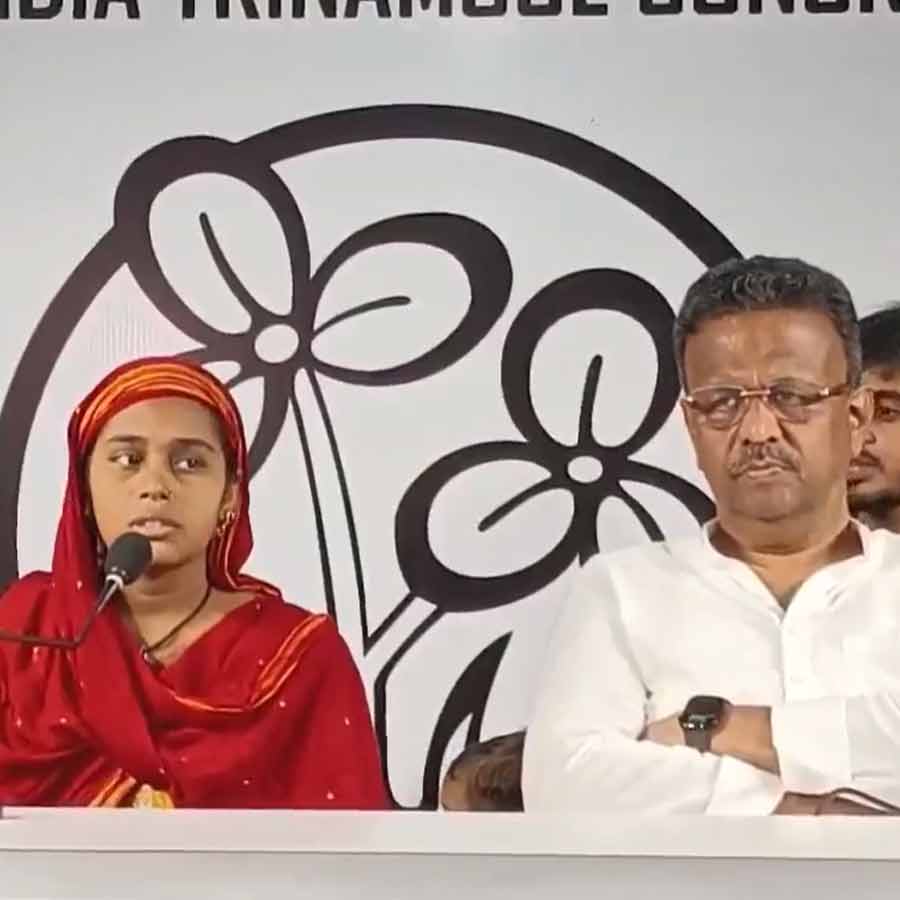 मीडिया से बात करते मालदा के परिवार मीडिया से बात करते मालदा के परिवार