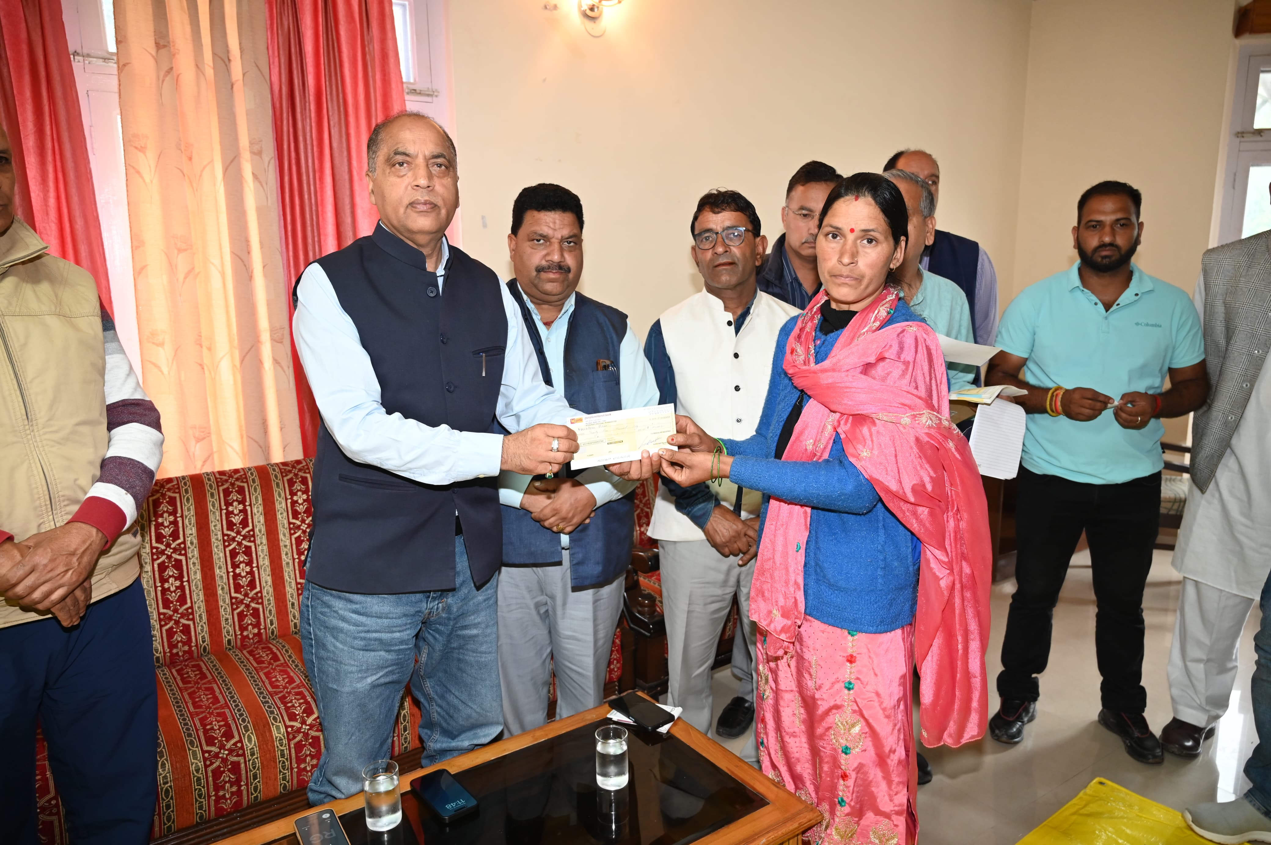 आपदा प्रभावितों को सहायता राशि के चेक भेंट करते हुए जयराम। आपदा प्रभावितों को सहायता राशि के चेक भेंट करते हुए जयराम।
