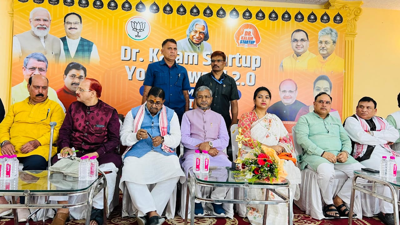 यूथ अवार्ड 2.0 और विचार गोष्ठी में मौजूद लोगों की फोटो यूथ अवार्ड 2.0 और विचार गोष्ठी में मौजूद लोगों की फोटो