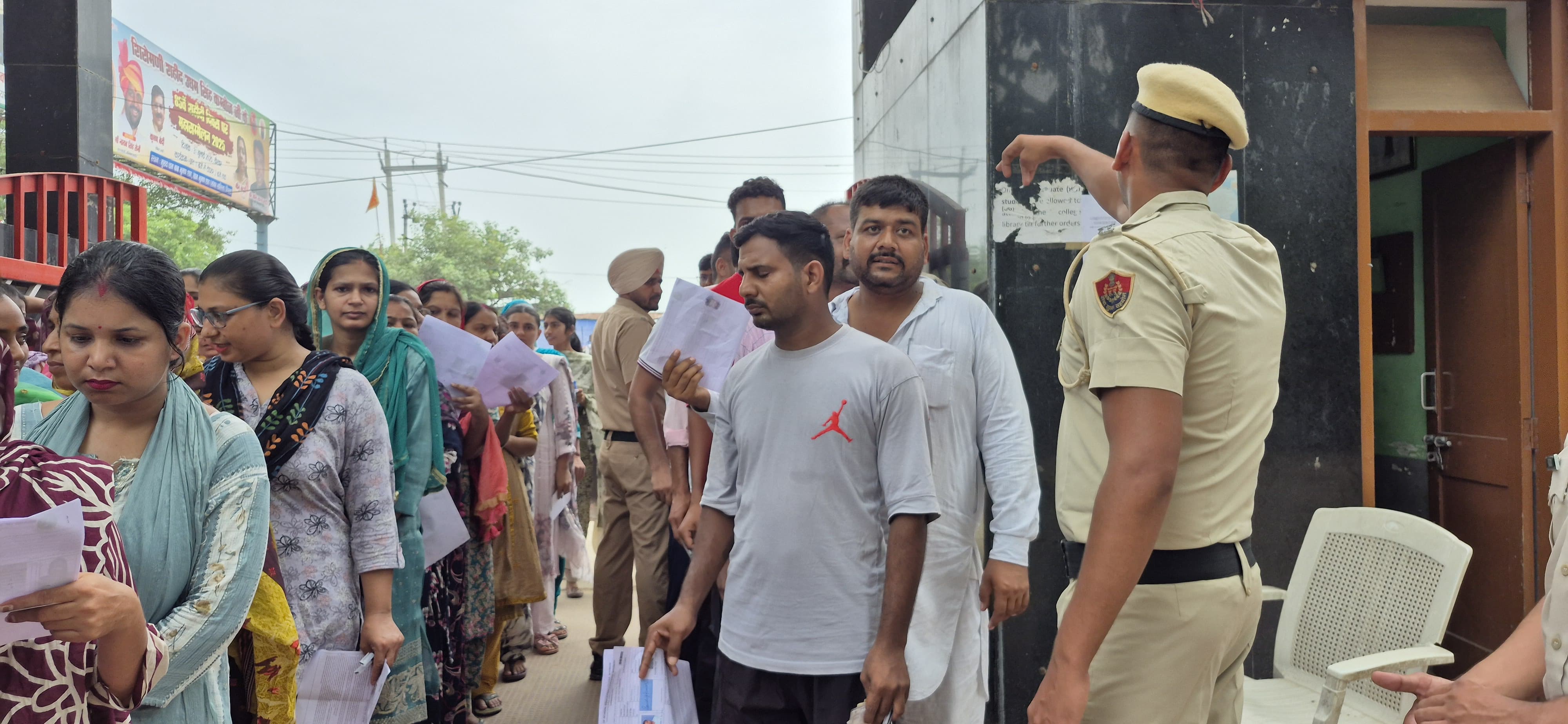 परीक्षा केंद्र में प्रवेश से पहले दस्तावेजों की जांच करती पुलिस। परीक्षा केंद्र में प्रवेश से पहले दस्तावेजों की जांच करती पुलिस।