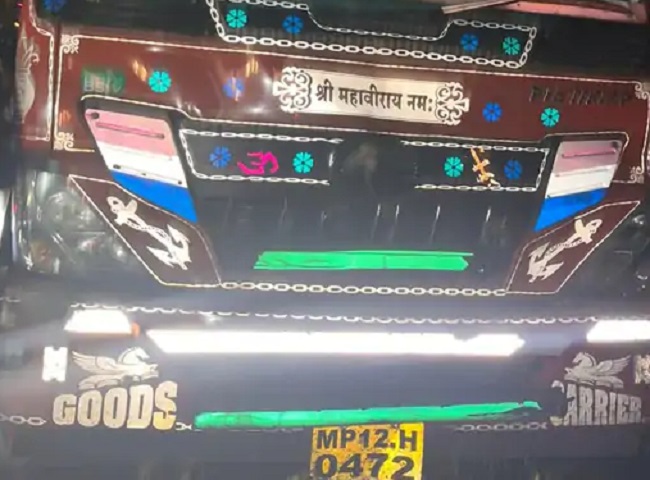 कावड़ियों को मारी टक्कर कावड़ियों को मारी टक्कर