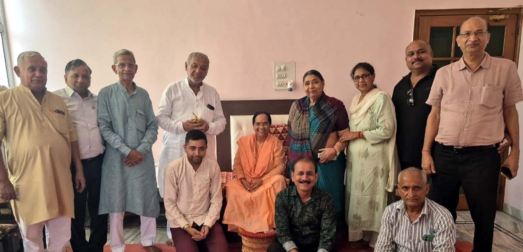 पीठ संस्थापक महामंडलेश्वर संतोषी माता के साथ बैठक में उपस्थित पीठ कमेटी पदाधिकारी।