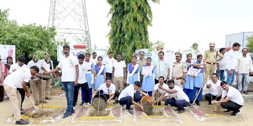 पौधरोपण करते स्कूली छात्र पौधरोपण करते स्कूली छात्र