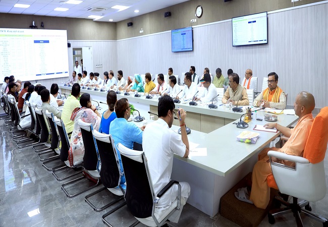 जनप्रतिनिधियों के साथ बैठक करते सीएम योगी जनप्रतिनिधियों के साथ बैठक करते सीएम योगी