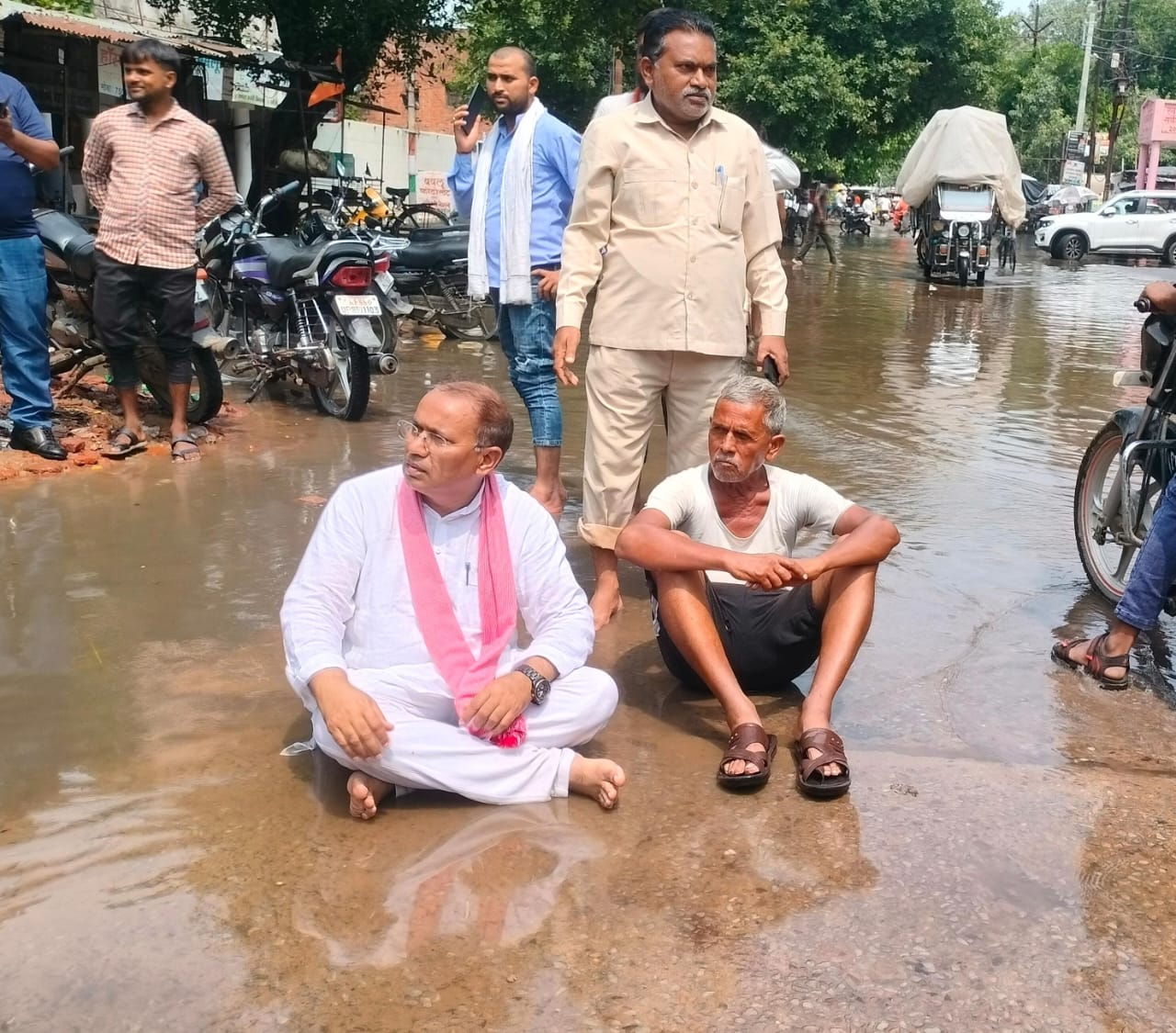 धरना देते सपा विधायक डॉ मुकेश वर्मा धरना देते सपा विधायक डॉ मुकेश वर्मा