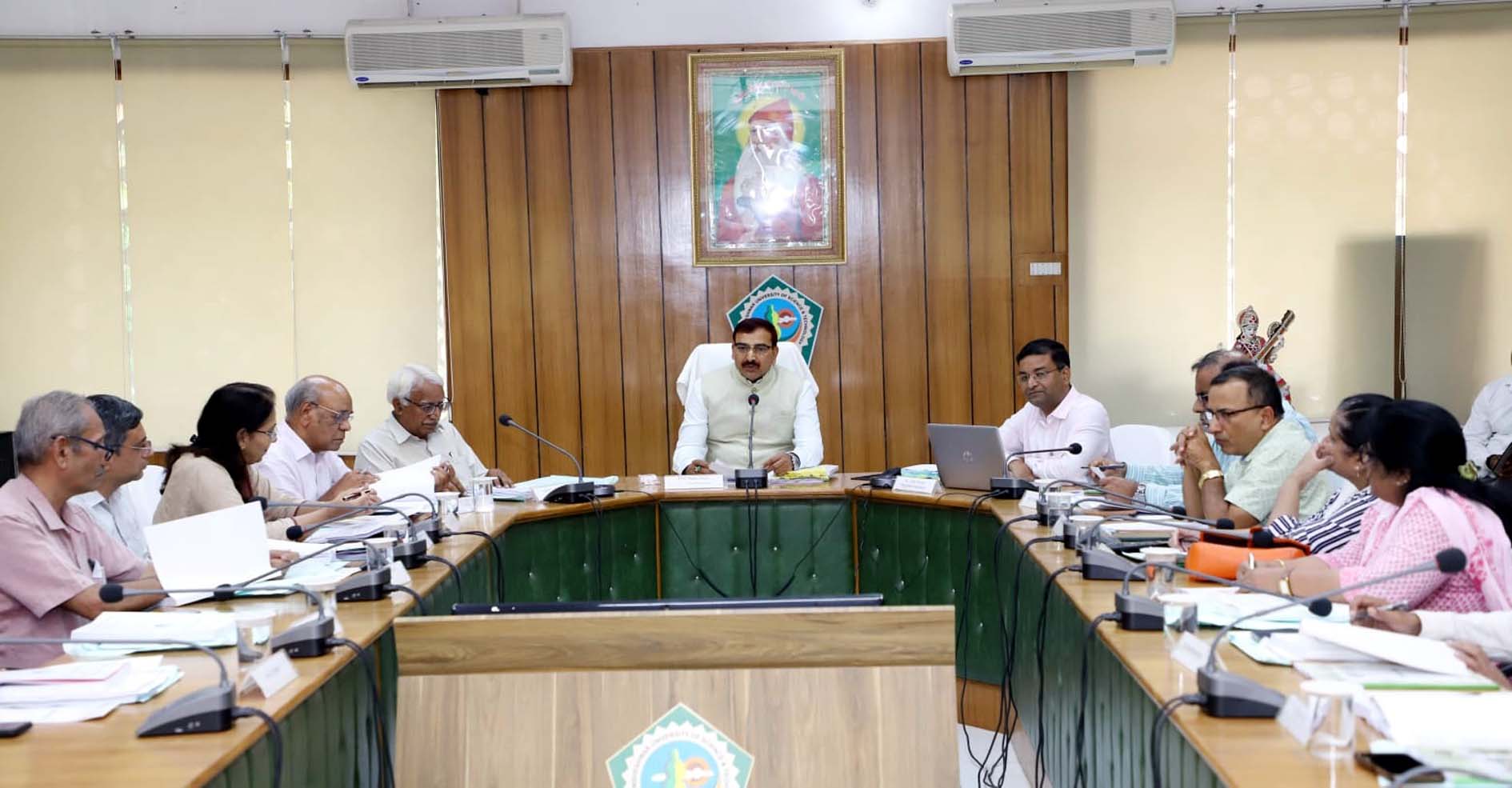 कार्यकारी परिषद की बैठक की अध्यक्षता करते कुलपति प्रो. नरसी राम बिश्नोई।
