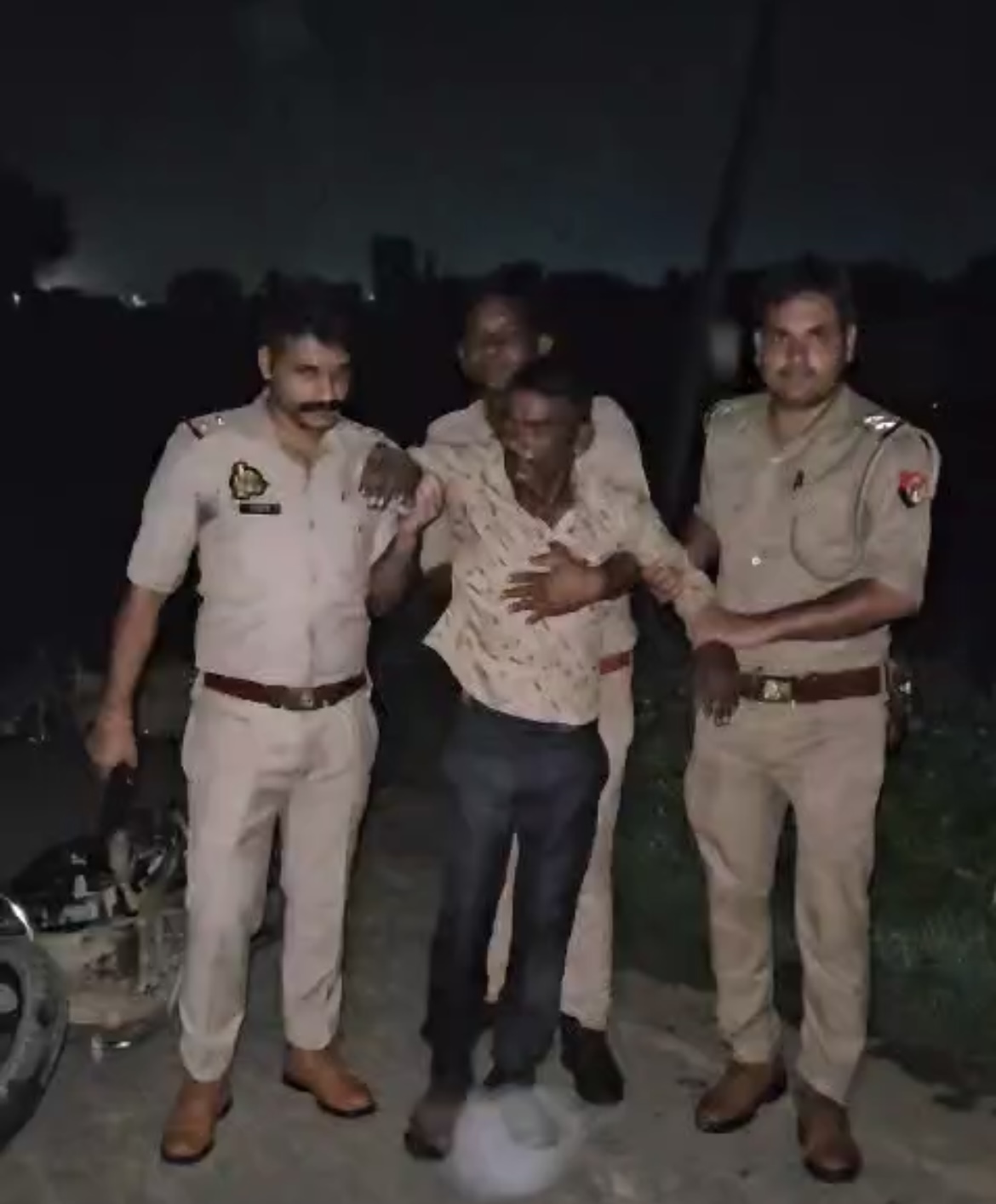 मुठभेड़ के बाद पकड़े गए घायल बदमाश को अस्पताल ले जाती पुलिस टीम। मुठभेड़ के बाद पकड़े गए घायल बदमाश को अस्पताल ले जाती पुलिस टीम।