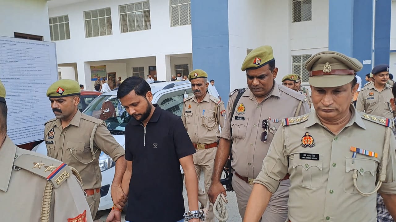 आरोपित को ले जाती पुलिस आरोपित को ले जाती पुलिस
