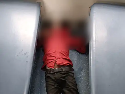 ट्रेन में युवक सीट के नीचे मिला ट्रेन में युवक सीट के नीचे मिला
