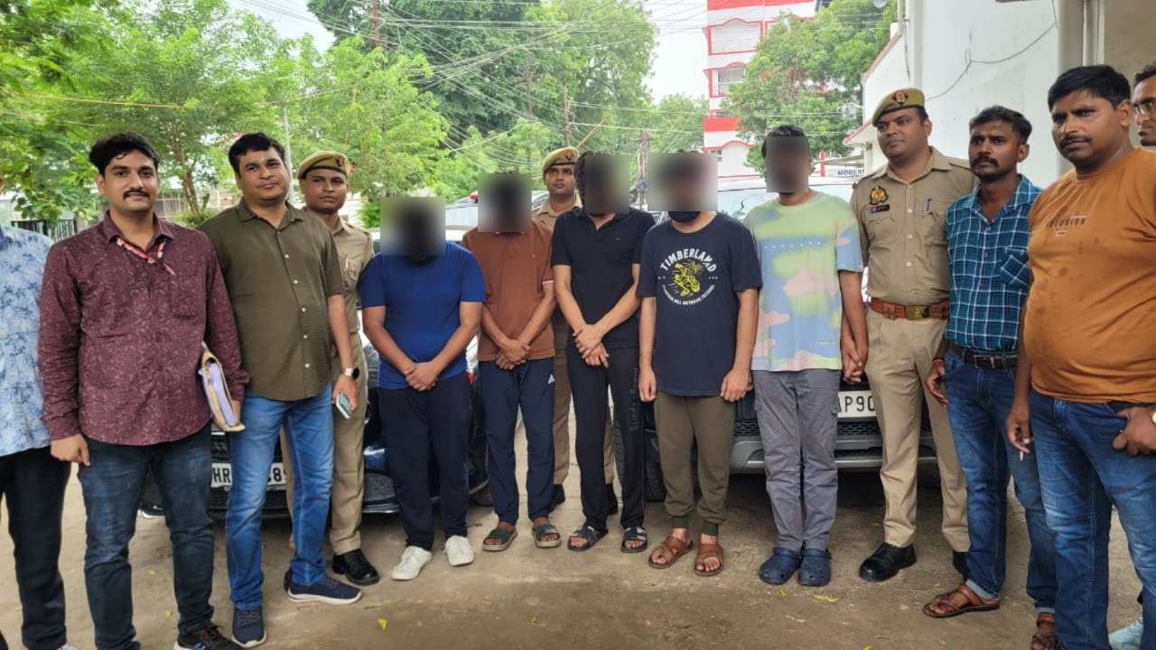 प्रयागराज में पकड़े पांच अन्तर्राज्यीय साइबर ठगों का छाया चित्र