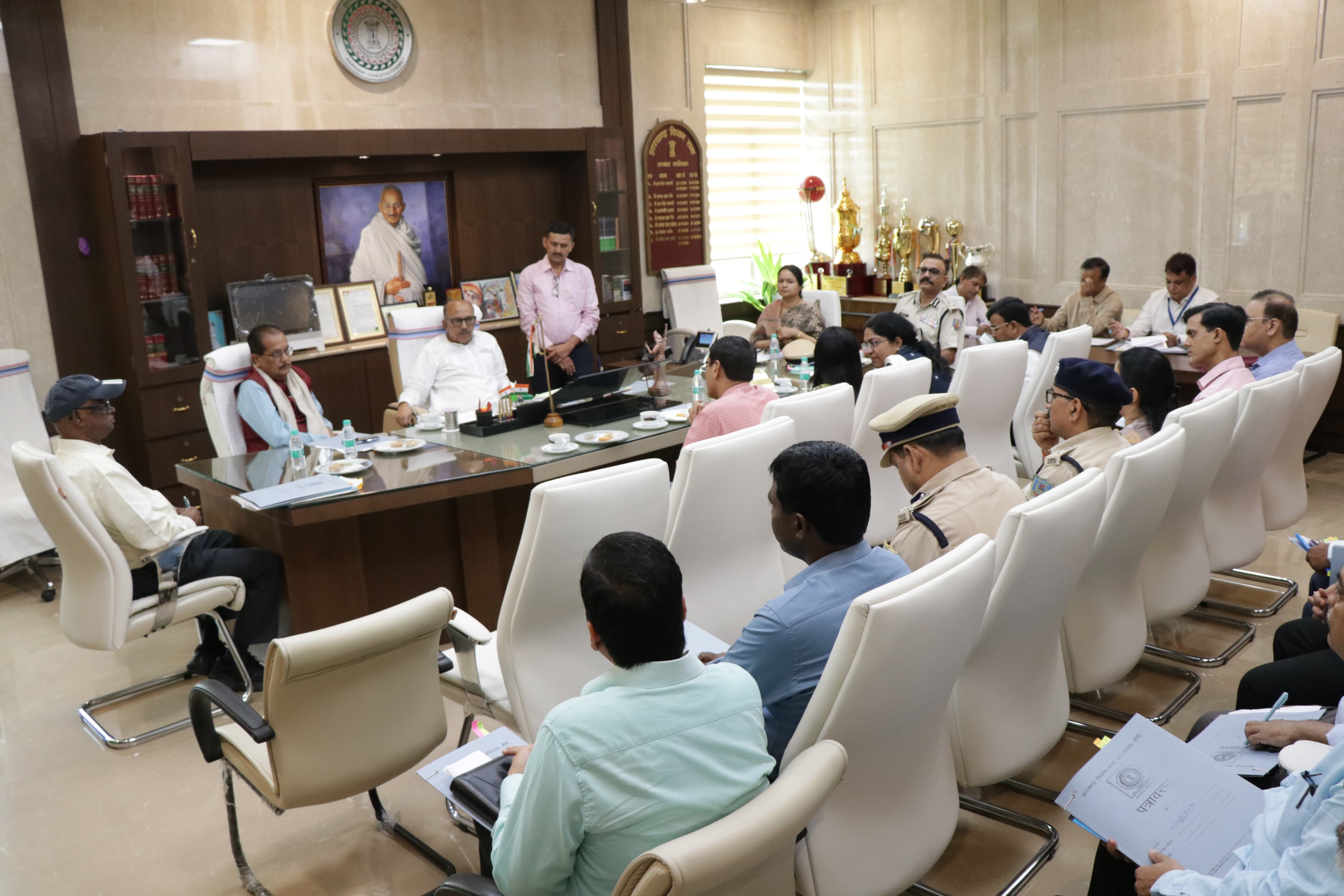 बैठक में स्पीकर , मंत्री सहित अन्य बैठक में स्पीकर , मंत्री सहित अन्य