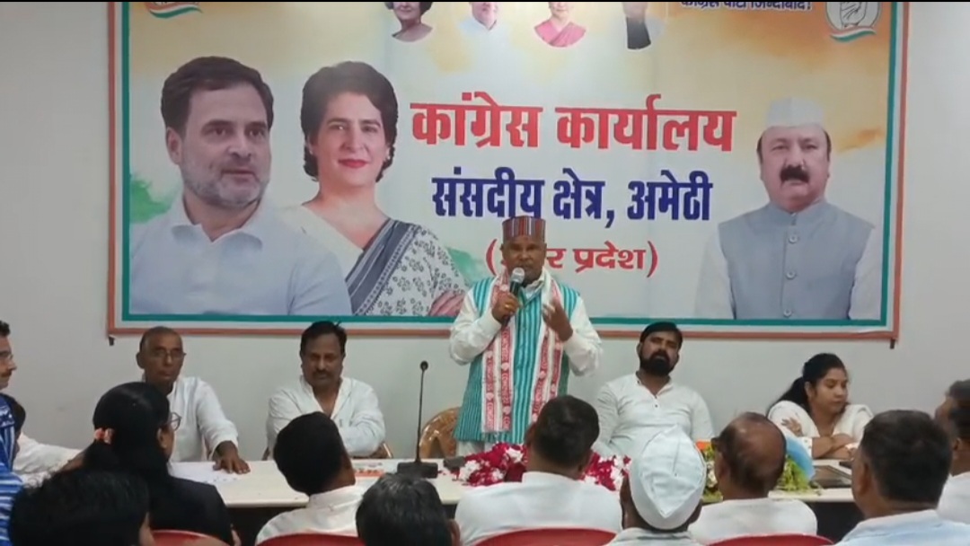 नेताओं और कार्यकर्ताओं को संबोधित करने कीफोटो