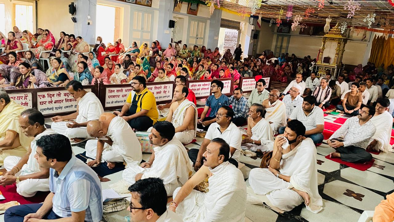 पार्श्वनाथ जिनालय में संतों का प्रवचन सुनते हुए श्रद्धालु। पार्श्वनाथ जिनालय में संतों का प्रवचन सुनते हुए श्रद्धालु।