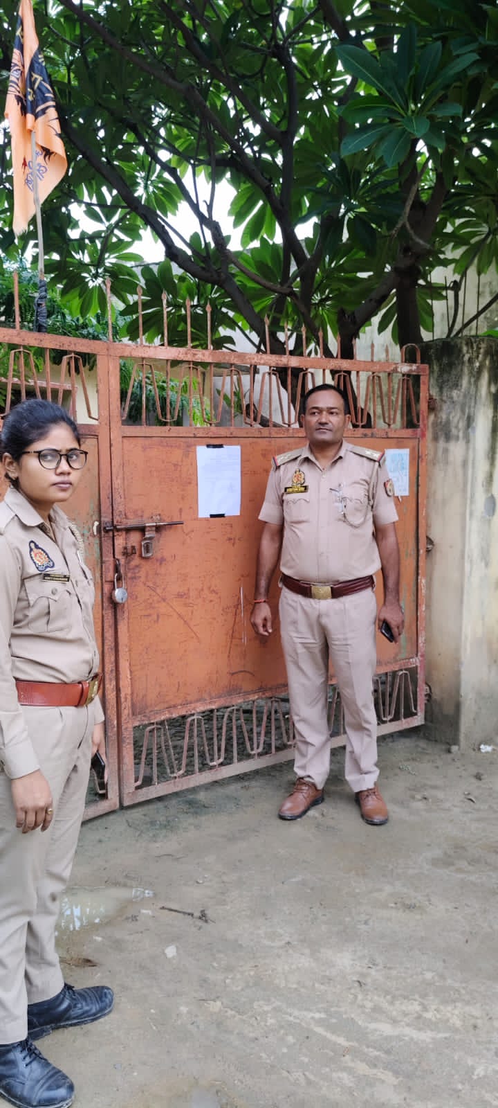 भगोड़े के घर नोटिस चस्पा करते हुए पुलिस भगोड़े के घर नोटिस चस्पा करते हुए पुलिस