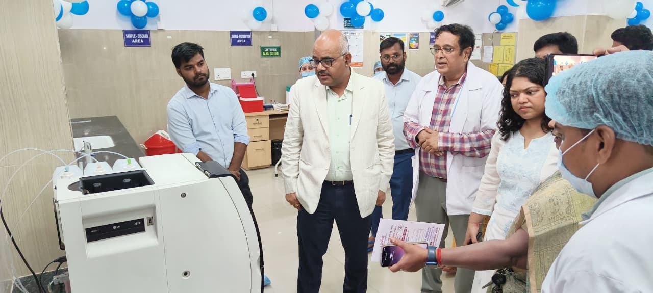 जिलाधिकारी लैब का जाएज़ा लेते हुए जिलाधिकारी लैब का जाएज़ा लेते हुए
