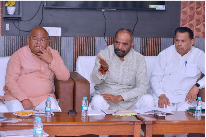 पिछड़ा वर्ग आयोग की बैठक करते हंसराज गंगाराम अहीर पिछड़ा वर्ग आयोग की बैठक करते हंसराज गंगाराम अहीर