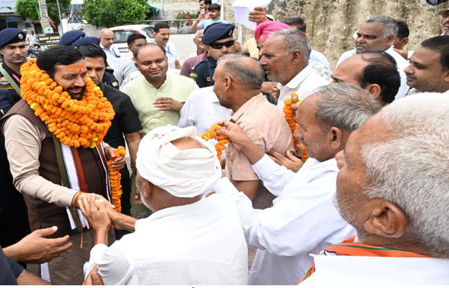 हरियाणा के मुख्यमंत्री नायब सैनी पिहाेवा में ग्रामीणाें से मिलते हुए हरियाणा के मुख्यमंत्री नायब सैनी पिहाेवा में ग्रामीणाें से मिलते हुए