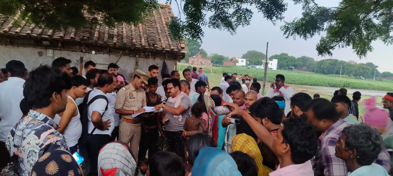 घटना स्थल पर पुलिस पहुंची जांच पड़ताल करते हुए घटना स्थल पर पुलिस पहुंची जांच पड़ताल करते हुए
