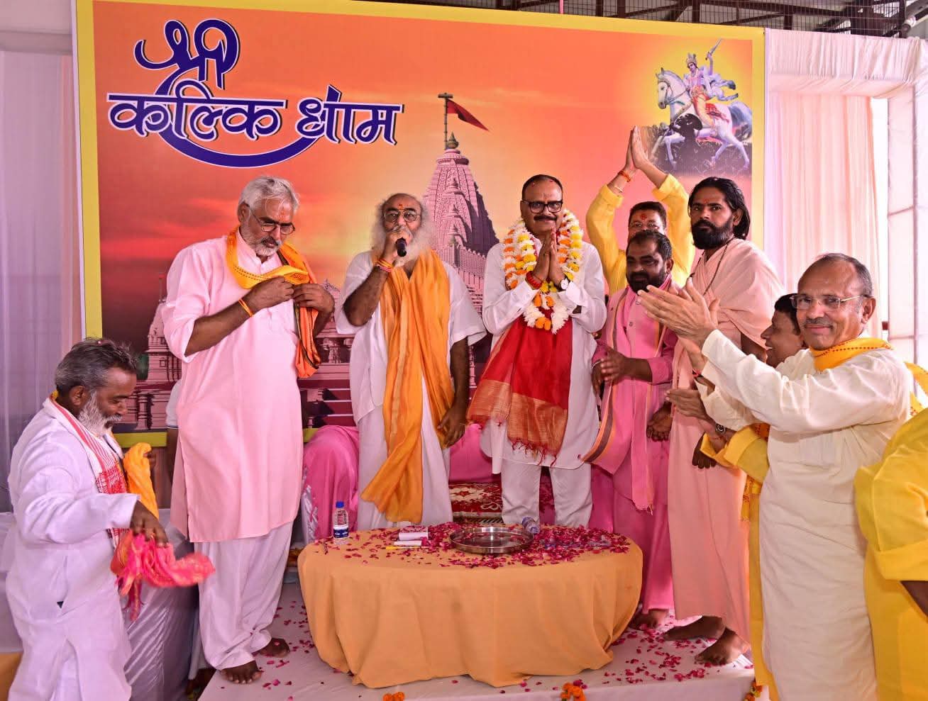संभल के एंचोड़ा स्थित कल्कि धाम के गर्भगृह में शिला दान व पूजा-अर्चना कार्यक्रम के दौरान संबोधित करते आचार्य प्रमोद कृष्णम व साथ में उपमुख्यमंत्री बृजेश पाठक ।